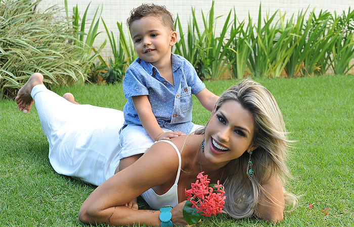 Dia das Mães! Janaína Santucci posa com o filho Davi