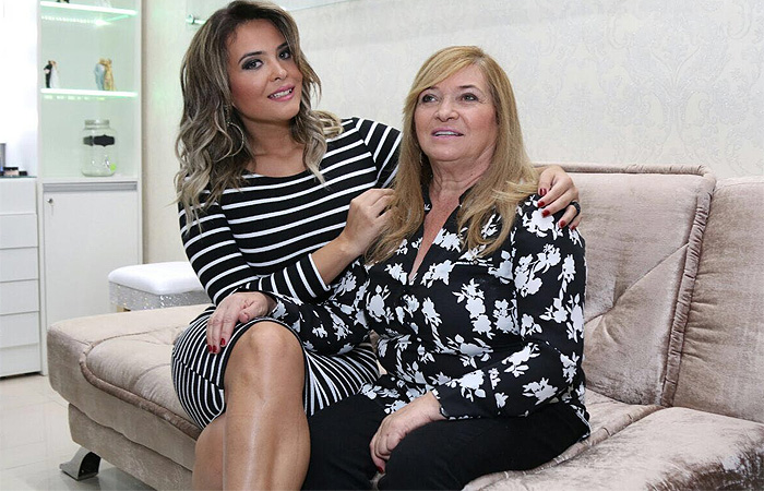 Geisy Arruda leva a mãe em evento de beleza em SP