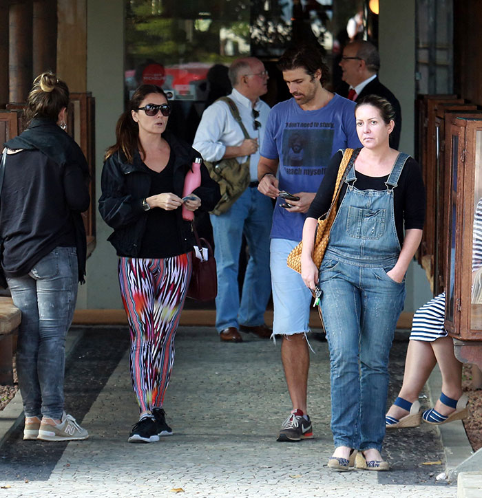 Gianecchini almoça com Giovanna Antonelli com novo visual