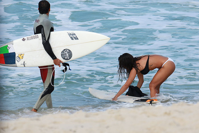 Daniele Suzuki curte dia de surfe, no Rio