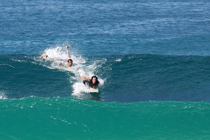 Daniele Suzuki curte dia de surfe, no Rio