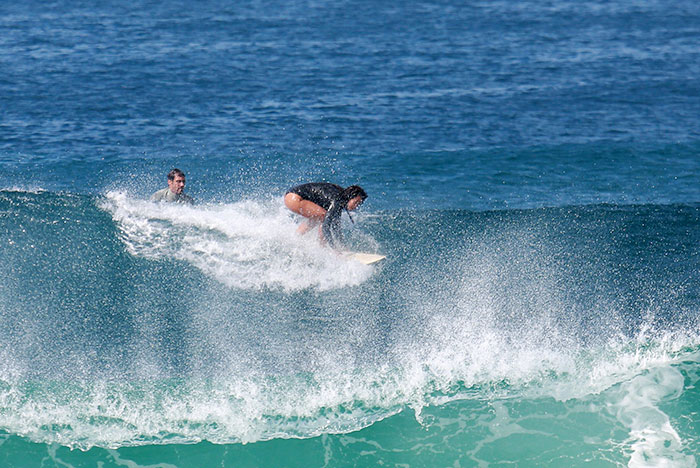 Daniele Suzuki curte dia de surfe, no Rio