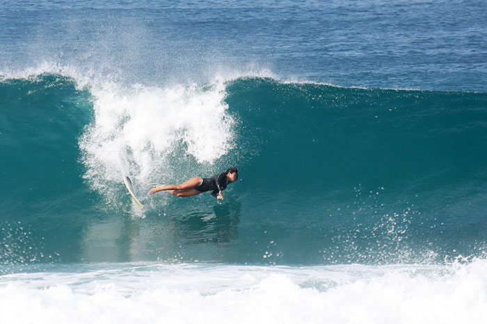 Daniele Suzuki levou um caldo durante o surfe