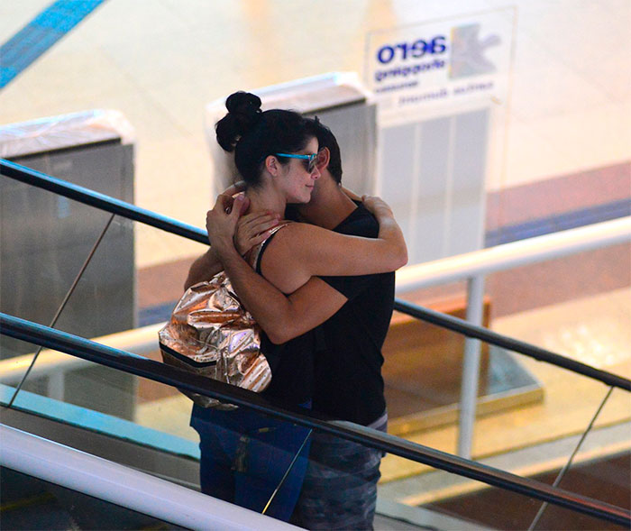 Samara Felippo e Elídio Sanna não se desgrudam em aeroporto
