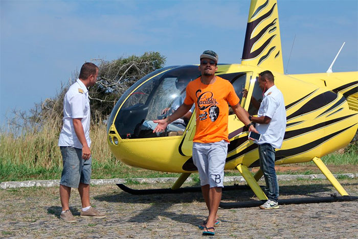 Mussunzinho curte passeio de helicóptero com a namorada