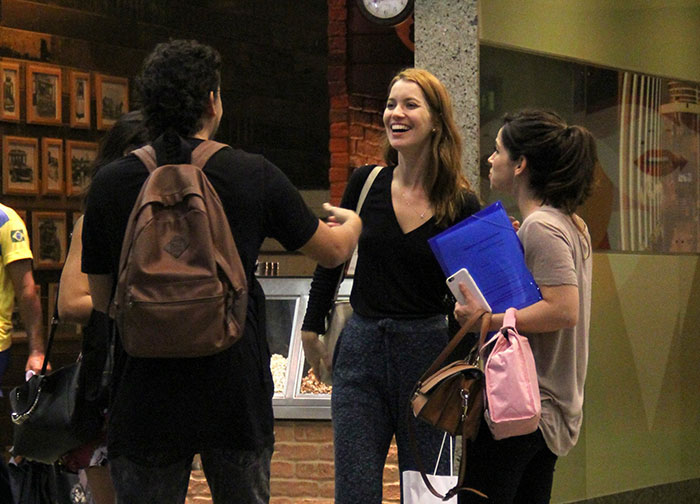  Nathalia Dill esbanja estilo ao fazer compras no shopping 