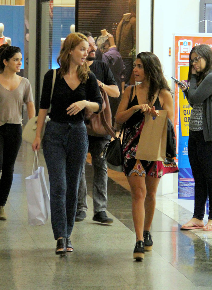  Nathalia Dill esbanja estilo ao fazer compras no shopping 