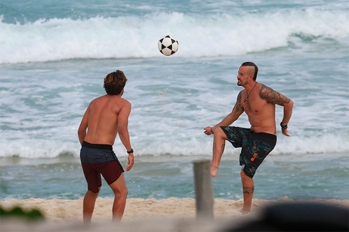 Paulinho Vilhena 'bate bola' com amigos em praia carioca