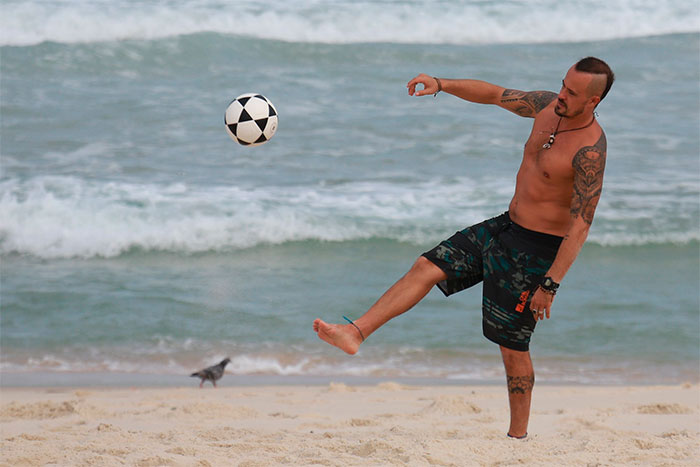 Paulinho Vilhena 'bate bola' com amigos em praia carioca