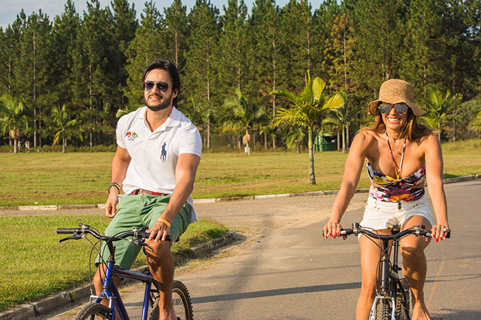 Solange Frazão celebra o amor com Pyero Tavolazzi em Resort