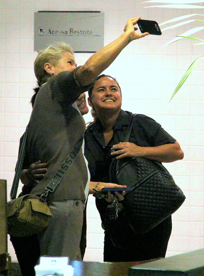  Xuxa tira fotos com fãs durante compras no shopping 