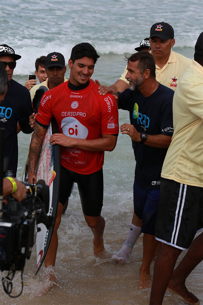  Gabriel Medina dá um show no mar durante o Circuito Mundial