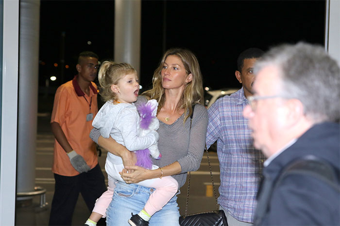 Gisele Bündchen é clicada em aeroporto com a filha, Vivian