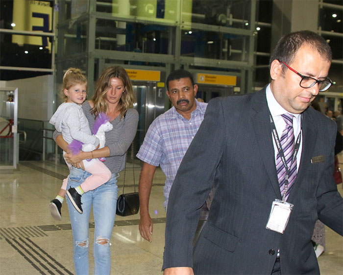 Gisele Bündchen é clicada em aeroporto com a filha, Vivian