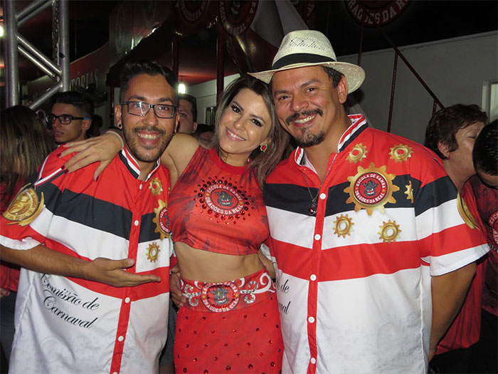  Tânia Oliveira exibe corpão em festa de escola de samba