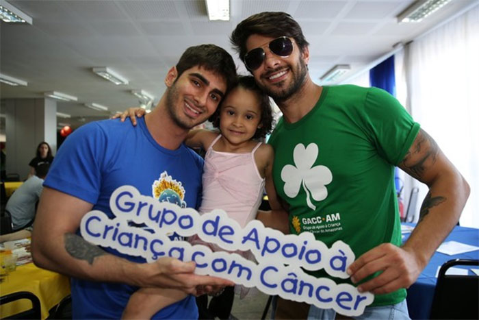  Ex-BBB Renan visita Manaus e faz a alegria de famílias