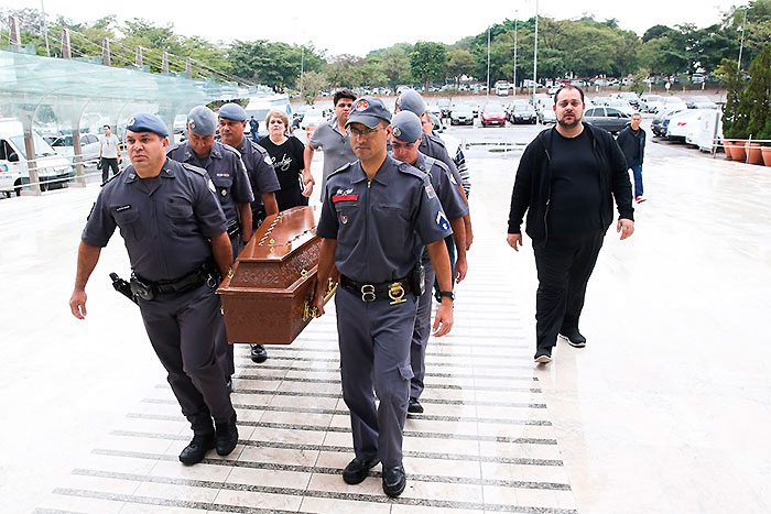 Caixão do cantor chegou na Assembléia Legislativa carregado por policiais