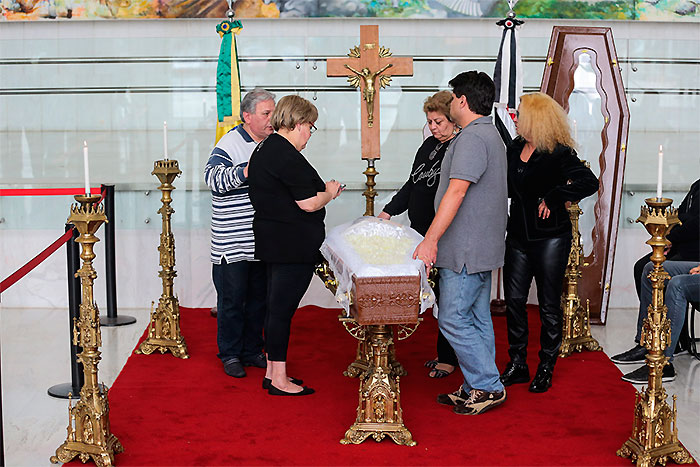 Amigos e familiares ficaram, o tempo todo, bem pertinho do caixão com o corpo de Cauby