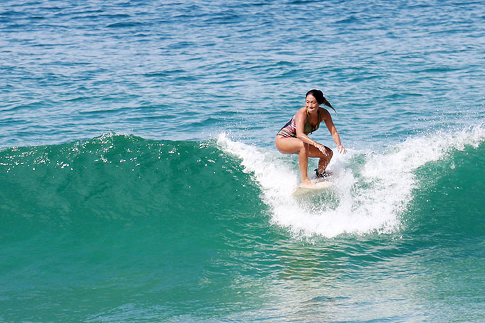 Sempre vista nas praias pegando onda, o surfe é uma das estratégias de Dani para manter a boa forma