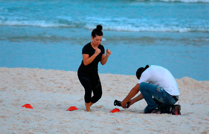 Fernanda Souza aproveita o dia para se exercitar na praia