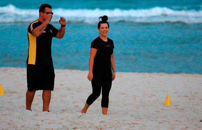 Fernanda Souza aproveita o dia para se exercitar na praia