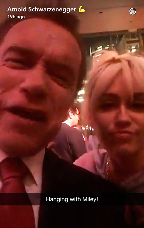 Miley Cyrus curte noite com o ex-sogro Arnold Schwarzenegger