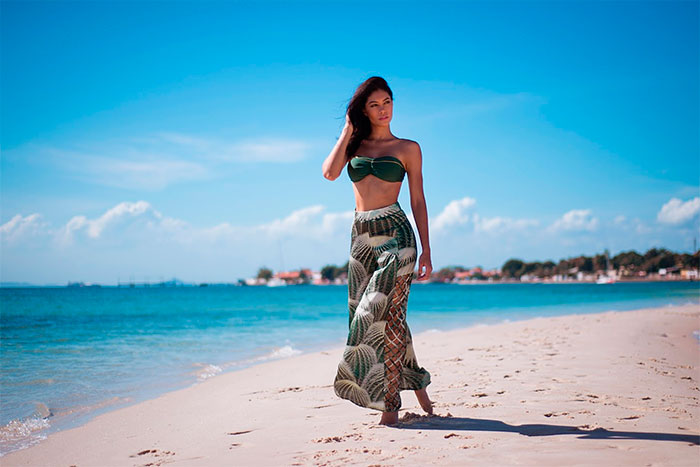 Sheislane Hayalla mostra sua beleza na praia de Terra Boa
