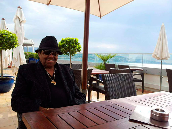  Joe Jackson tranquiliza fãs sobre sua saúde após internação