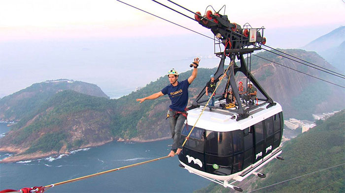 Marcos Mion e Juju Salimeni gravam desafio de highline 