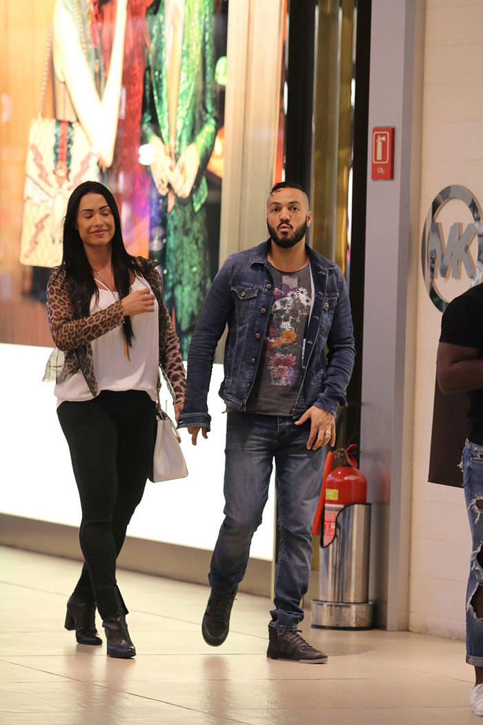 Belo e Gracyanne Barbosa desfilam grudadinhos por shopping