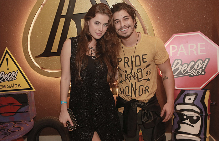 Douglas Sampaio e Rayanne Morais curtem show aos beijos