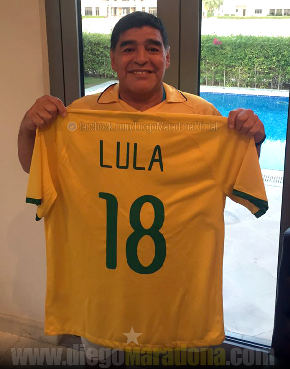 Maradona posta foto com camisa do Brasil e apoia Lula