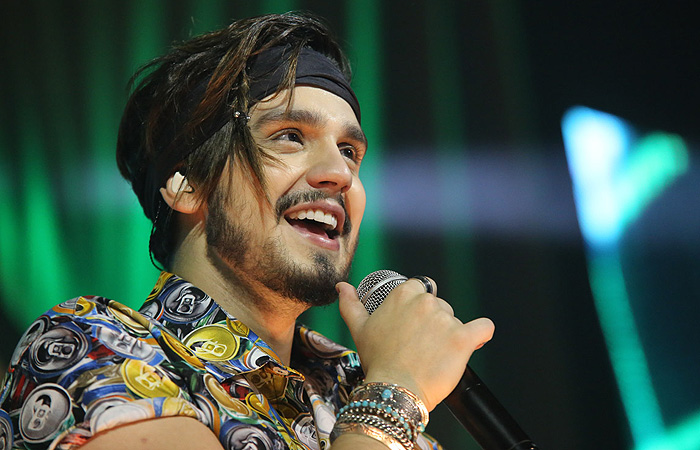 Irmã de Luan Santana rouba a cena em show do cantor em SP