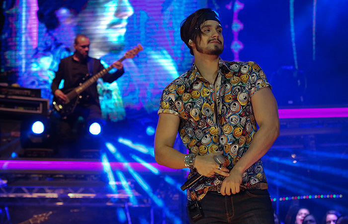 Irmã de Luan Santana rouba a cena em show do cantor em SP