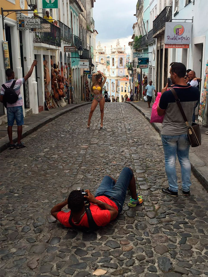 Denise Dias posa de biquíni no Pelourinho, na Bahia