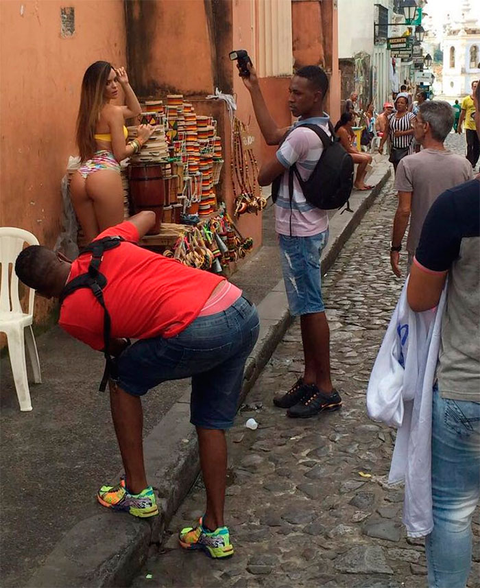 Denise Dias posa de biquíni no Pelourinho, na Bahia