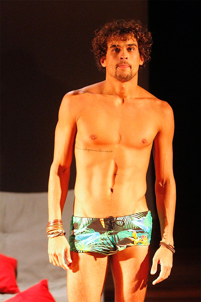 Felipe Roque protagoniza beijo gay e exibe tanquinho em peça