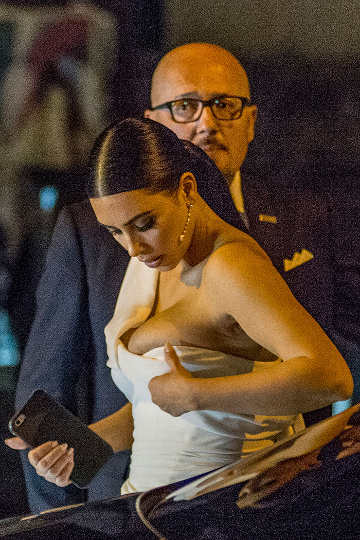 Em Roma, Kim Kardashian é traída pelo vestido