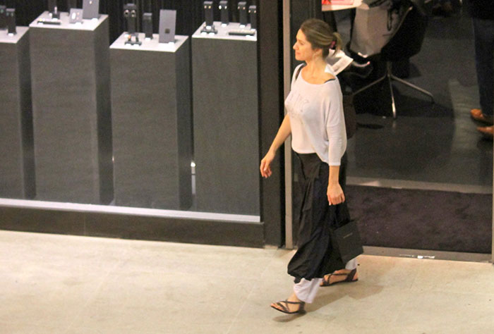 Aline Riscado encontra ex-BBB Munik em shopping no Rio