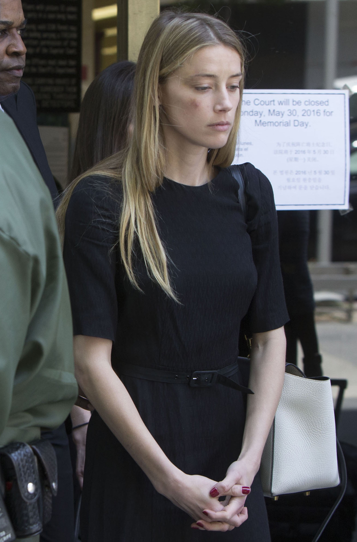 Amber Heard chega ao tribunal com olho machucado