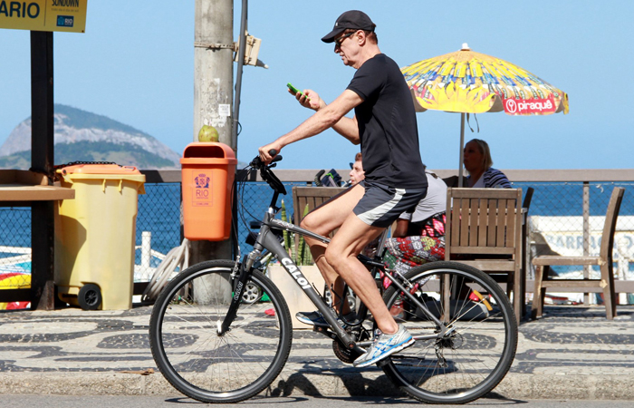 Marcos Caruso pedala na orla carioca