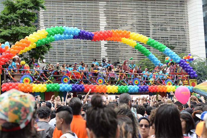 Elenco de Sense 8 curte Parada Gay em São Paulo