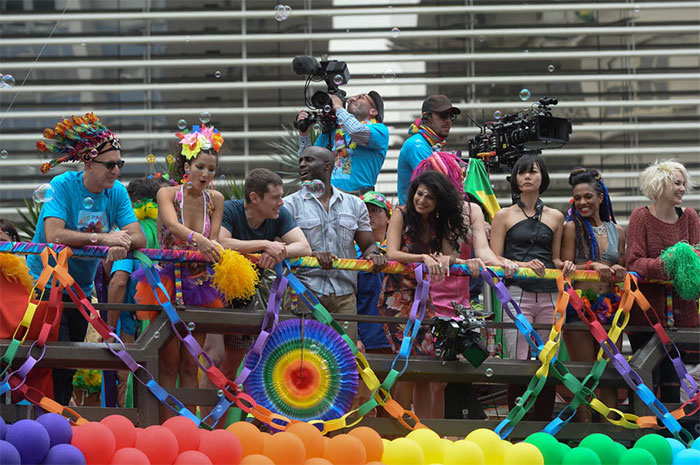 Elenco de Sense 8 curte Parada Gay em São Paulo