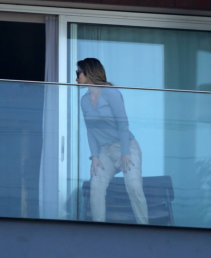 Cleo Pires relaxa na varanda de hotel de luxo