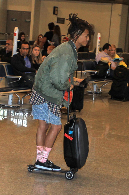 Estiloso, Jaden Smith anda de skate em aeroporto no Brasil