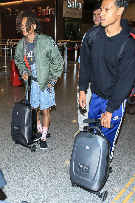 Estiloso, Jaden Smith anda de skate em aeroporto no Brasil