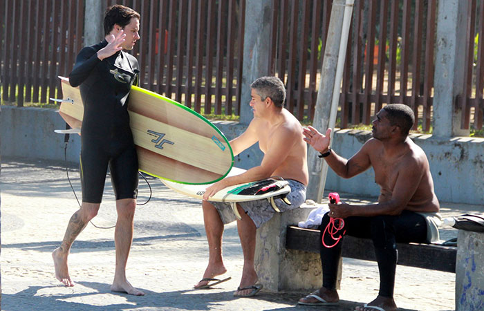 Descalço, Felipe Dylon interage com amigos em dia de surfe,