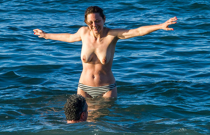 Estrela de Hollywood curte praia na Espanha de topless