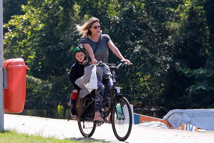  Fernanda Lima curte passeio de bicicleta com o filho no Rio