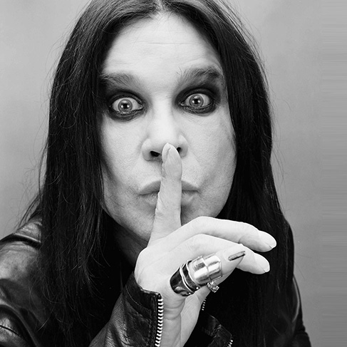 O cantor Ozzy Osbourne revelou que quando era criança ele sofreu abusos diários de dois garotos mais velhos da escola em que ele estudava, mas que teve medo de contar aos pais o que estava acontecendo. Foram necessários muitos anos de terapia para superar o trauma.